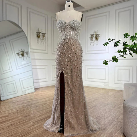 Vestido de noche de lujo estilo sirena, color blanco nude, con perlas y abertura alta, estilo árabe, modelo LA72544 (2025). 