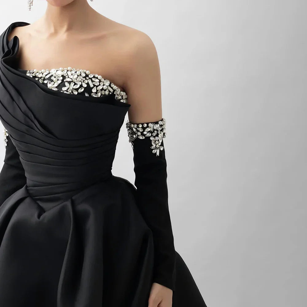 Vestido de noche negro de satén con un solo hombro, corte en A, con cuentas y mangas cortas, modelo LA72741, para mujer. 