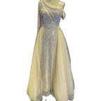 Vestido de noche de lujo negro de un solo hombro con sobrefalda y cuentas, ideal para ocasiones formales y fiestas (modelo LA72424A). 