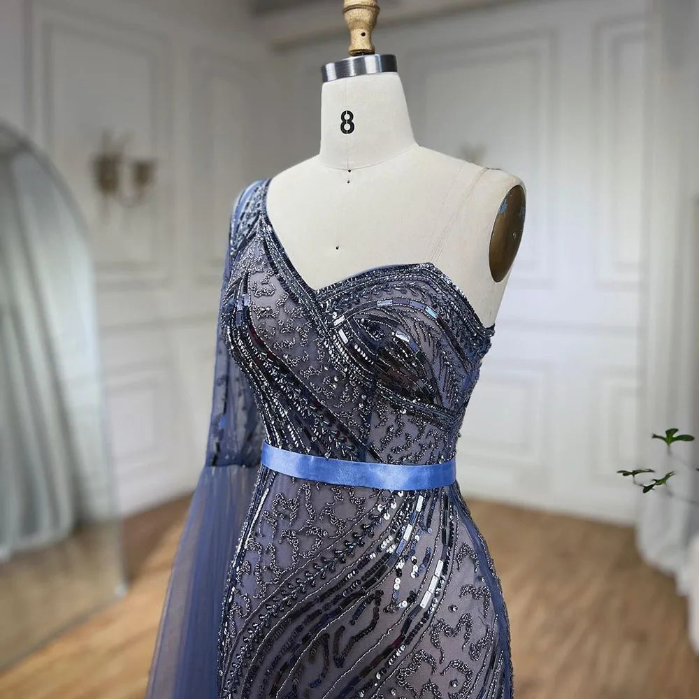 Vestido de noche elegante de sirena azul con un solo hombro y manga capa, adornado con cuentas, ideal para bodas y fiestas (LA72294) 