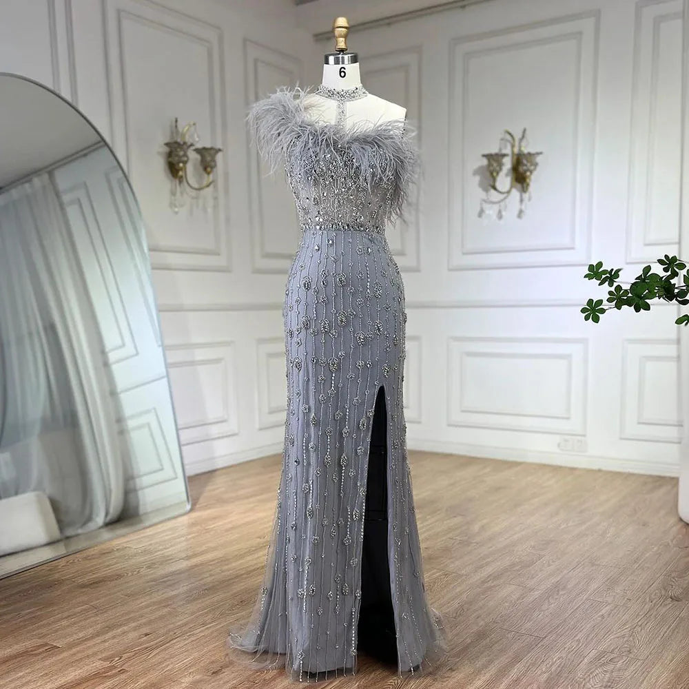 Vestido de noche de sirena elegante, gris, con plumas, cuentas y abertura alta, estilo halter, para mujer, modelo LA72452 