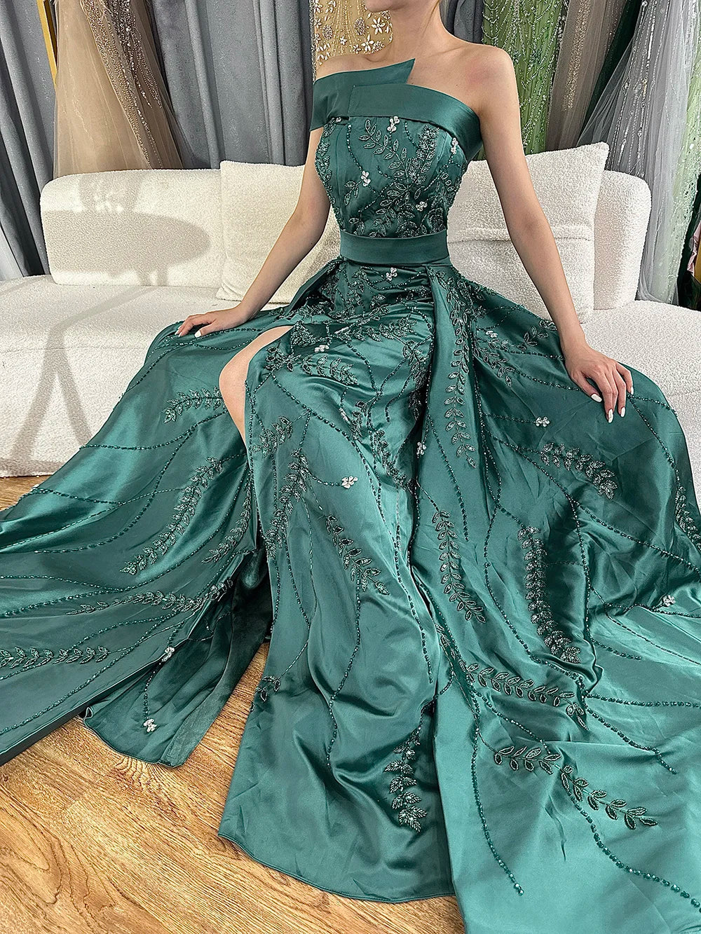 Vestido de noche verde árabe de satén con un solo hombro, bordado con cuentas, sobrefalda y abertura para ocasiones formales LA72178 