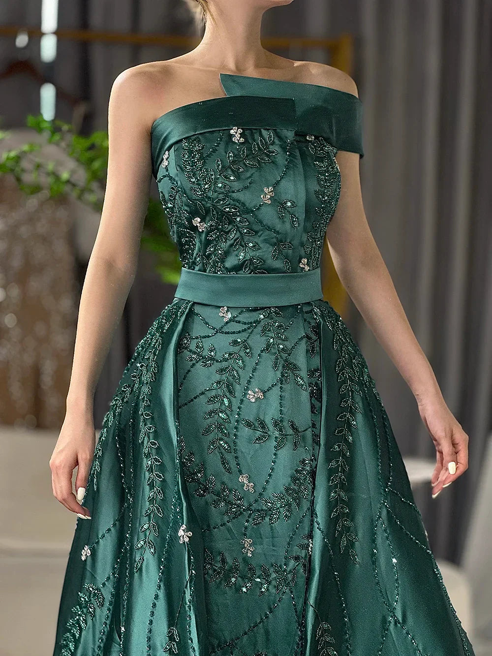Vestido de noche verde árabe de satén con un solo hombro, bordado con cuentas, sobrefalda y abertura para ocasiones formales LA72178 