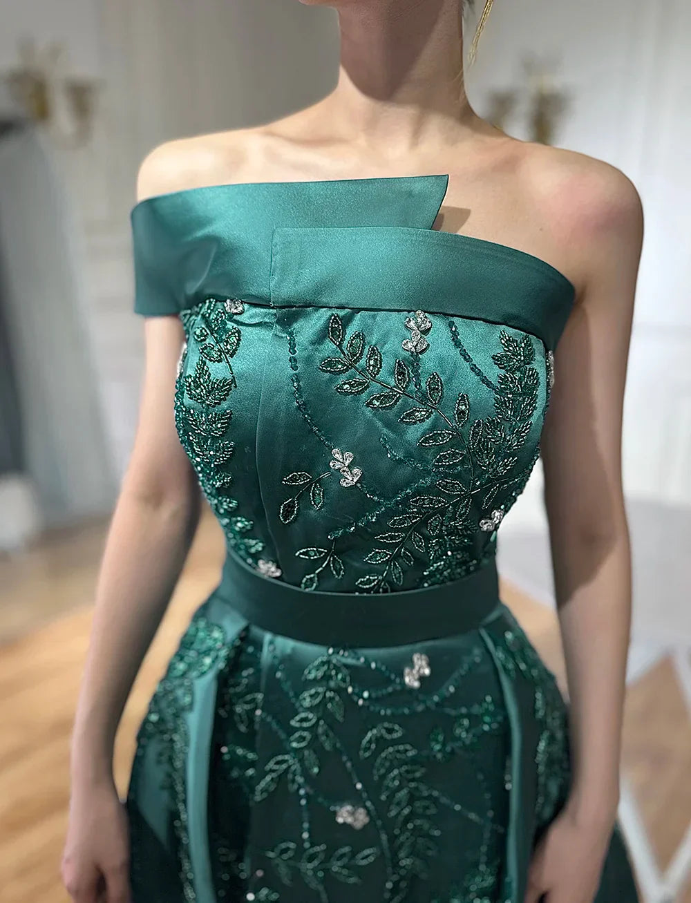 Vestido de noche verde árabe de satén con un solo hombro, bordado con cuentas, sobrefalda y abertura para ocasiones formales LA72178 