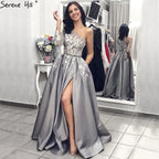 Vestido de noche elegante gris satinado 2025, un hombro, flores hechas a mano, corte en A, vestido formal LA70043 