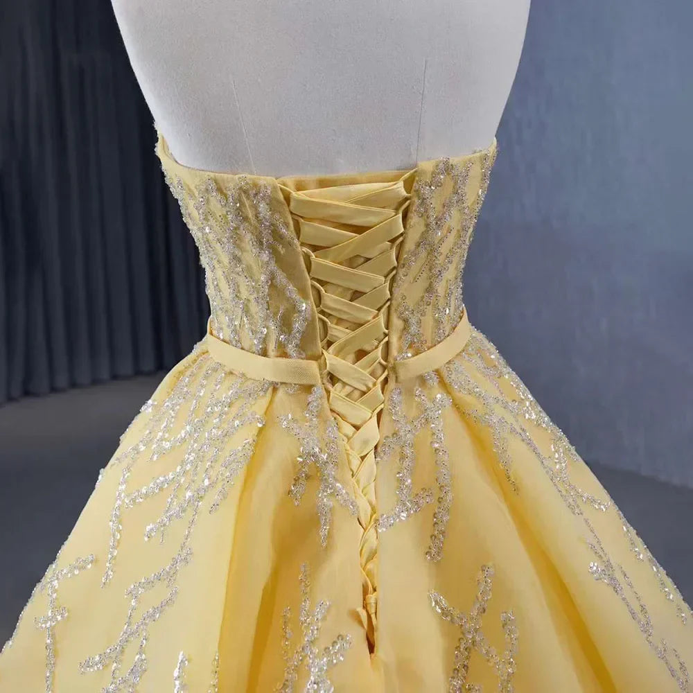 Vestido de novia de lujo personalizado de alta gama, amarillo, sin tirantes, con encaje y cuentas, modelo HM231017 
