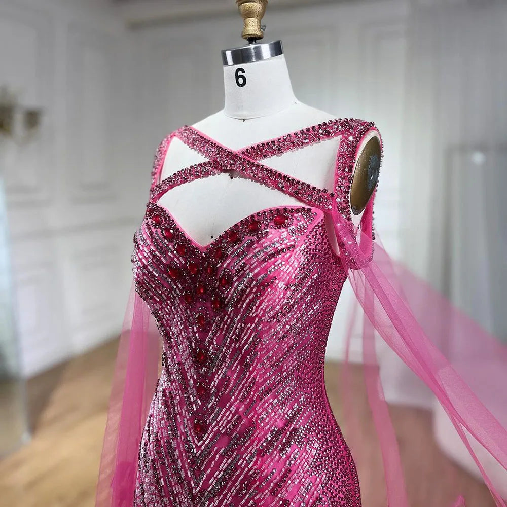 Vestido largo de noche de sirena elegante con mangas capa y plumas, color fucsia, para fiesta de bodas 2025 (LA72286) 