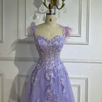 Vestido de fiesta lila con tirantes finos, espalda con cordones, corte en A, apliques y plumas para mujer | Boda LA72623 