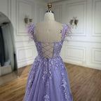 Vestido de fiesta lila con tirantes finos, espalda con cordones, corte en A, apliques y plumas para mujer | Boda LA72623 