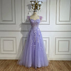 Vestido de fiesta lila con tirantes finos, espalda con cordones, corte en A, apliques y plumas para mujer | Boda LA72623 