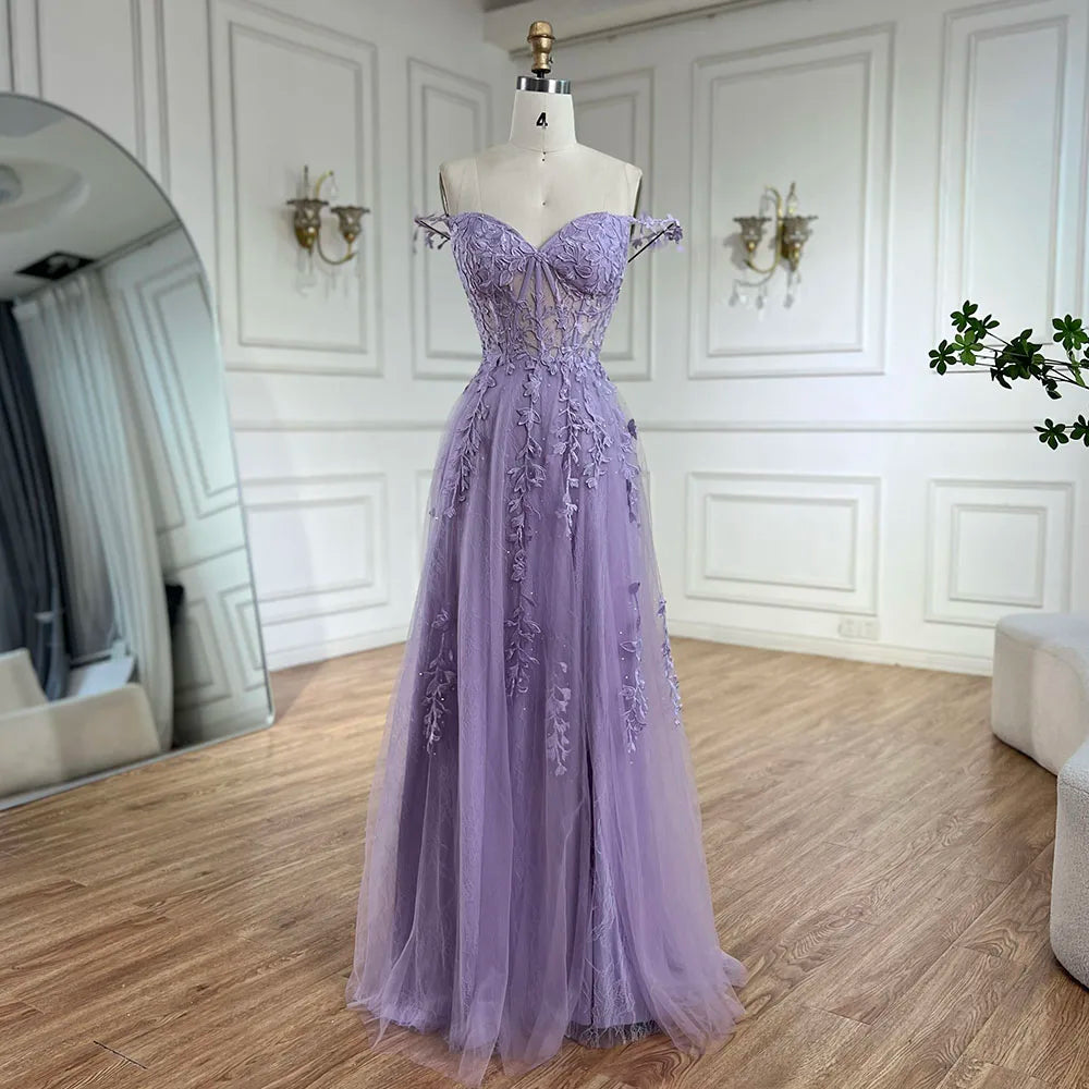 Vestido de fiesta de corte A, tirantes finos, espalda con cordones y apliques, color lila, modelo 2025 | Ideal para bodas y fiestas | LA72620 