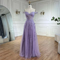 Vestido de fiesta de corte A, tirantes finos, espalda con cordones y apliques, color lila, modelo 2025 | Ideal para bodas y fiestas | LA72620 