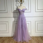 Vestido de fiesta de corte A, tirantes finos, espalda con cordones y apliques, color lila, modelo 2025 | Ideal para bodas y fiestas | LA72620 