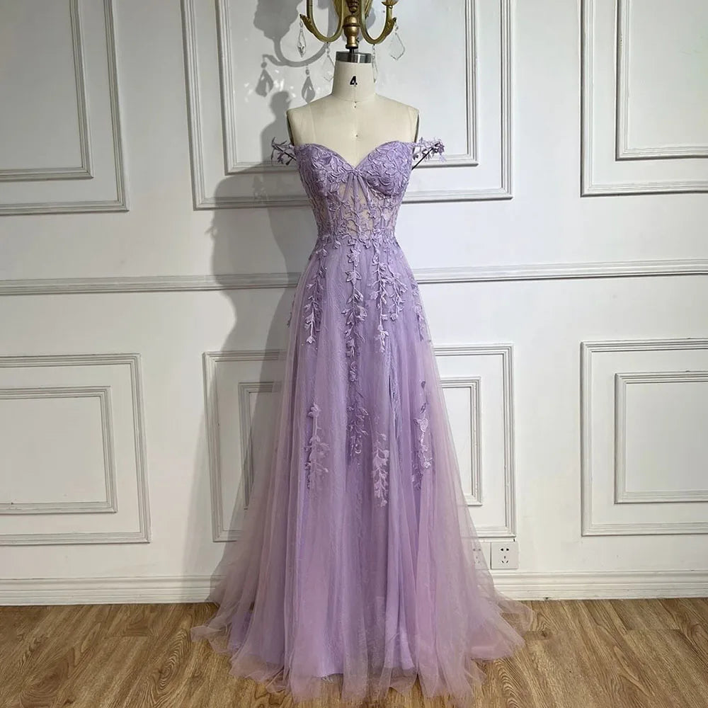 Vestido de fiesta de corte A, tirantes finos, espalda con cordones y apliques, color lila, modelo 2025 | Ideal para bodas y fiestas | LA72620 