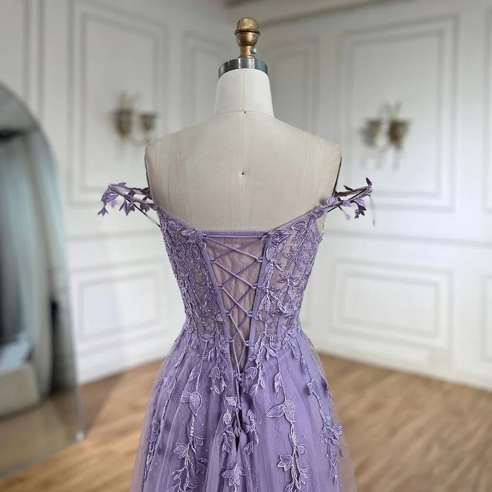 Vestido de fiesta de corte A, tirantes finos, espalda con cordones y apliques, color lila, modelo 2025 | Ideal para bodas y fiestas | LA72620 
