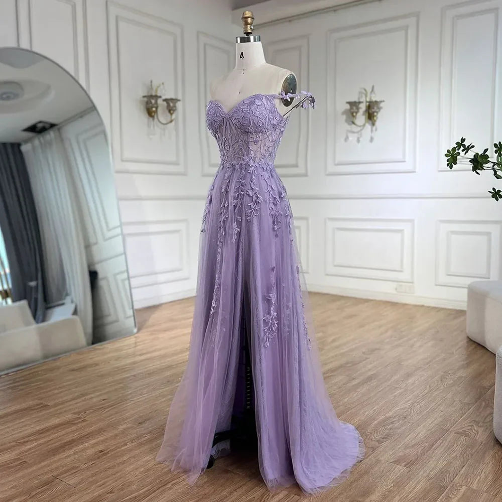 Vestido de fiesta de corte A, tirantes finos, espalda con cordones y apliques, color lila, modelo 2025 | Ideal para bodas y fiestas | LA72620 