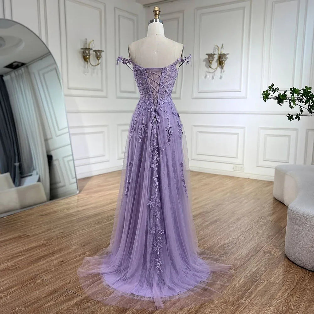 Vestido de fiesta de corte A, tirantes finos, espalda con cordones y apliques, color lila, modelo 2025 | Ideal para bodas y fiestas | LA72620 