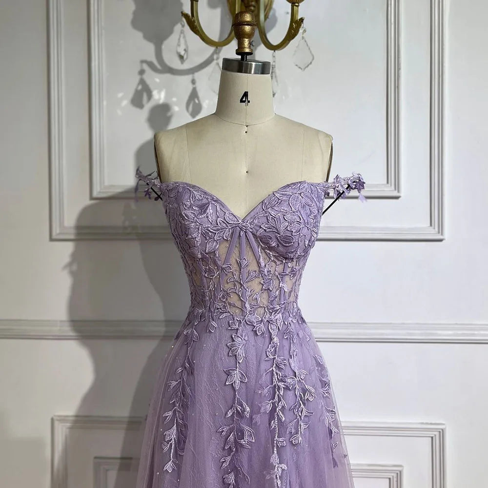 Vestido de fiesta de corte A, tirantes finos, espalda con cordones y apliques, color lila, modelo 2025 | Ideal para bodas y fiestas | LA72620 