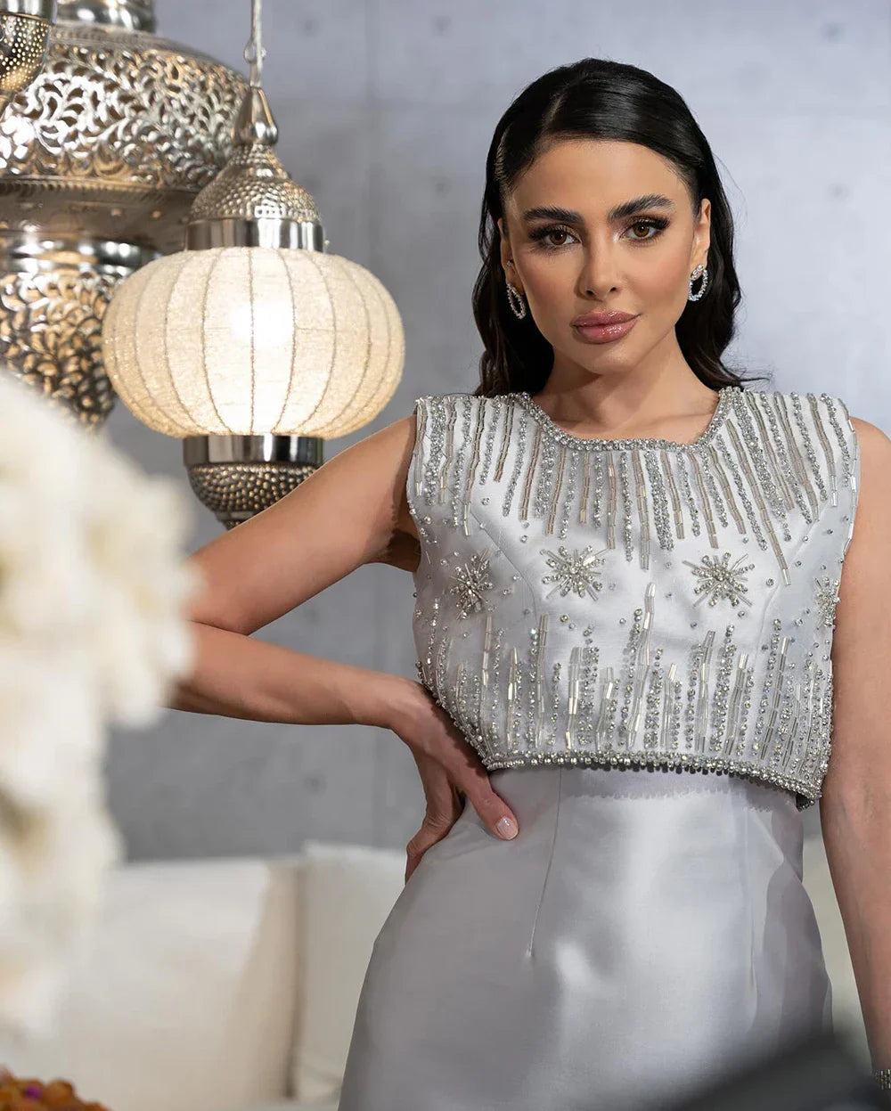 Vestido de noche midi gris de lujo con cuentas, estilo formal, para ocasiones árabes, modelo LA72761 (2025) 
