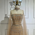 Vestido de noche de sirena con tirantes finos y cuentas color nude, con capa larga para ocasiones formales LA72711 