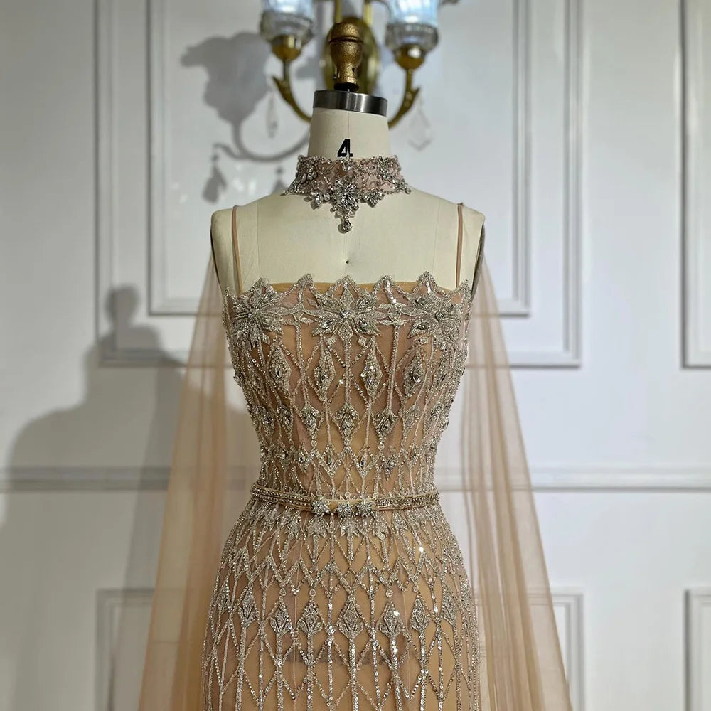 Vestido de noche de sirena con tirantes finos y cuentas color nude, con capa larga para ocasiones formales LA72711 