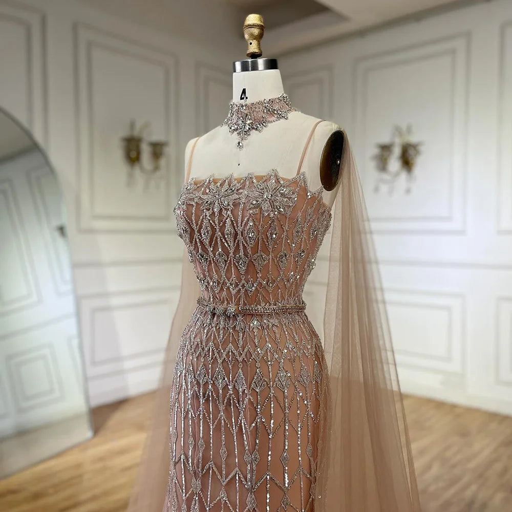 Vestido de noche de sirena con tirantes finos y cuentas color nude, con capa larga para ocasiones formales LA72711 