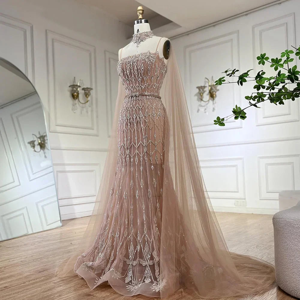 Vestido de noche de sirena con tirantes finos y cuentas color nude, con capa larga para ocasiones formales LA72711 