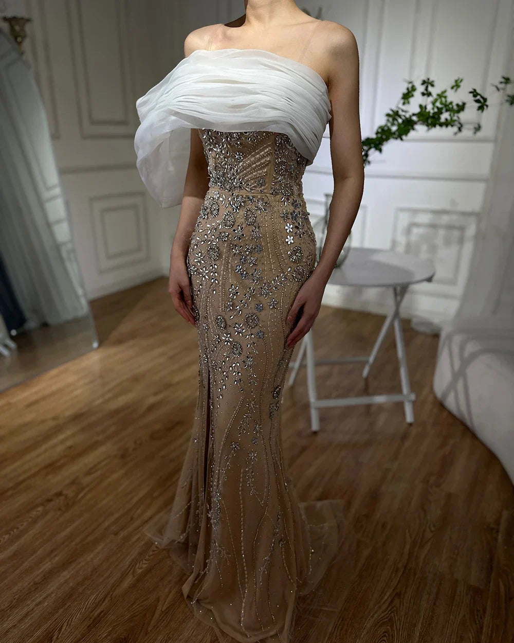 Vestido de noche saudí color nude con un solo hombro y abertura, adornado con cuentas, ideal para ocasiones formales (LA72746) 