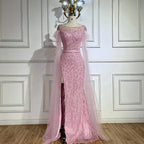 Vestido de noche de sirena con mangas tipo capa rosa estilo Dubai, falda lateral, plumas y cuentas, modelo LA72701 (2025) 