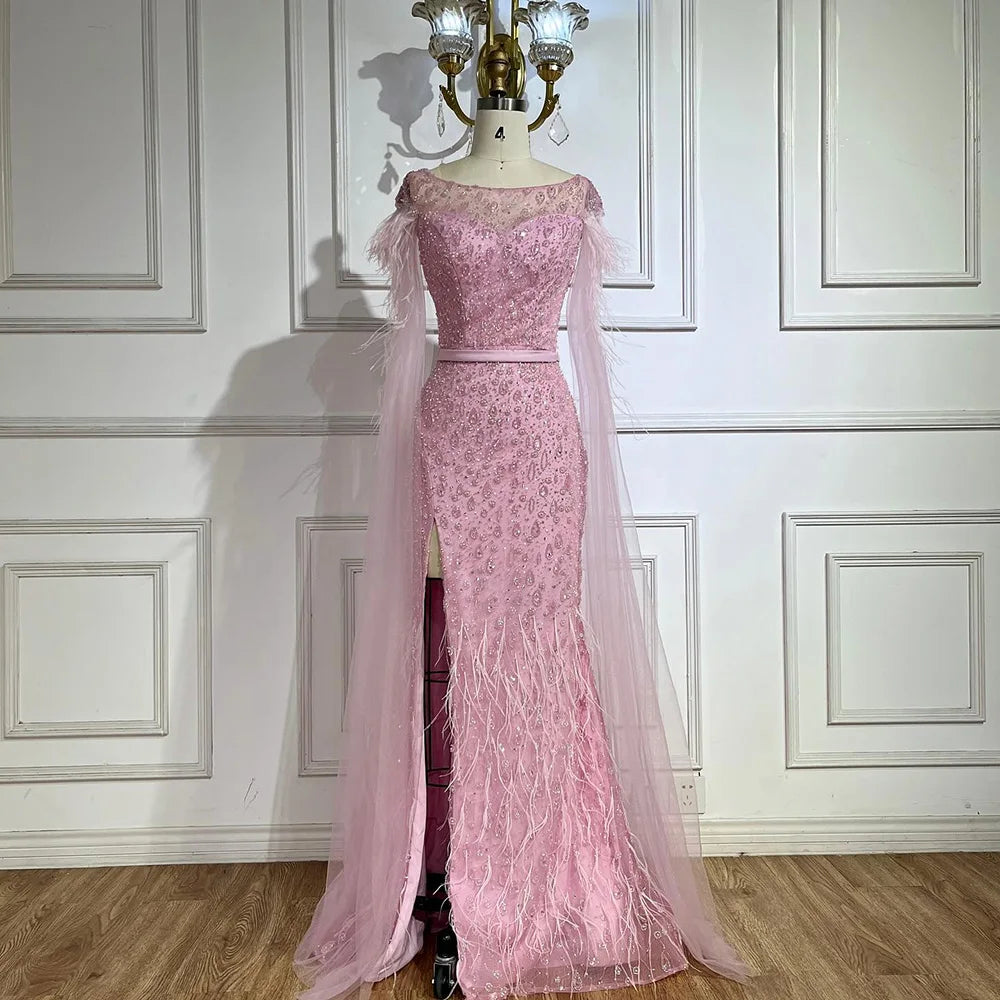 Vestido de noche de sirena con mangas tipo capa rosa estilo Dubai, falda lateral, plumas y cuentas, modelo LA72701 (2025) 