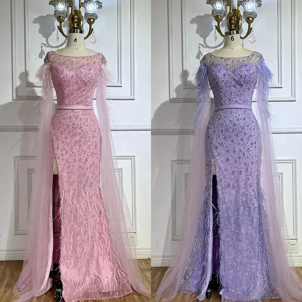 Vestido de noche de sirena con mangas tipo capa rosa estilo Dubai, falda lateral, plumas y cuentas, modelo LA72701 (2025) 