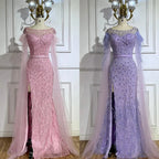 Vestido de noche de sirena con mangas tipo capa rosa estilo Dubai, falda lateral, plumas y cuentas, modelo LA72701 (2025) 