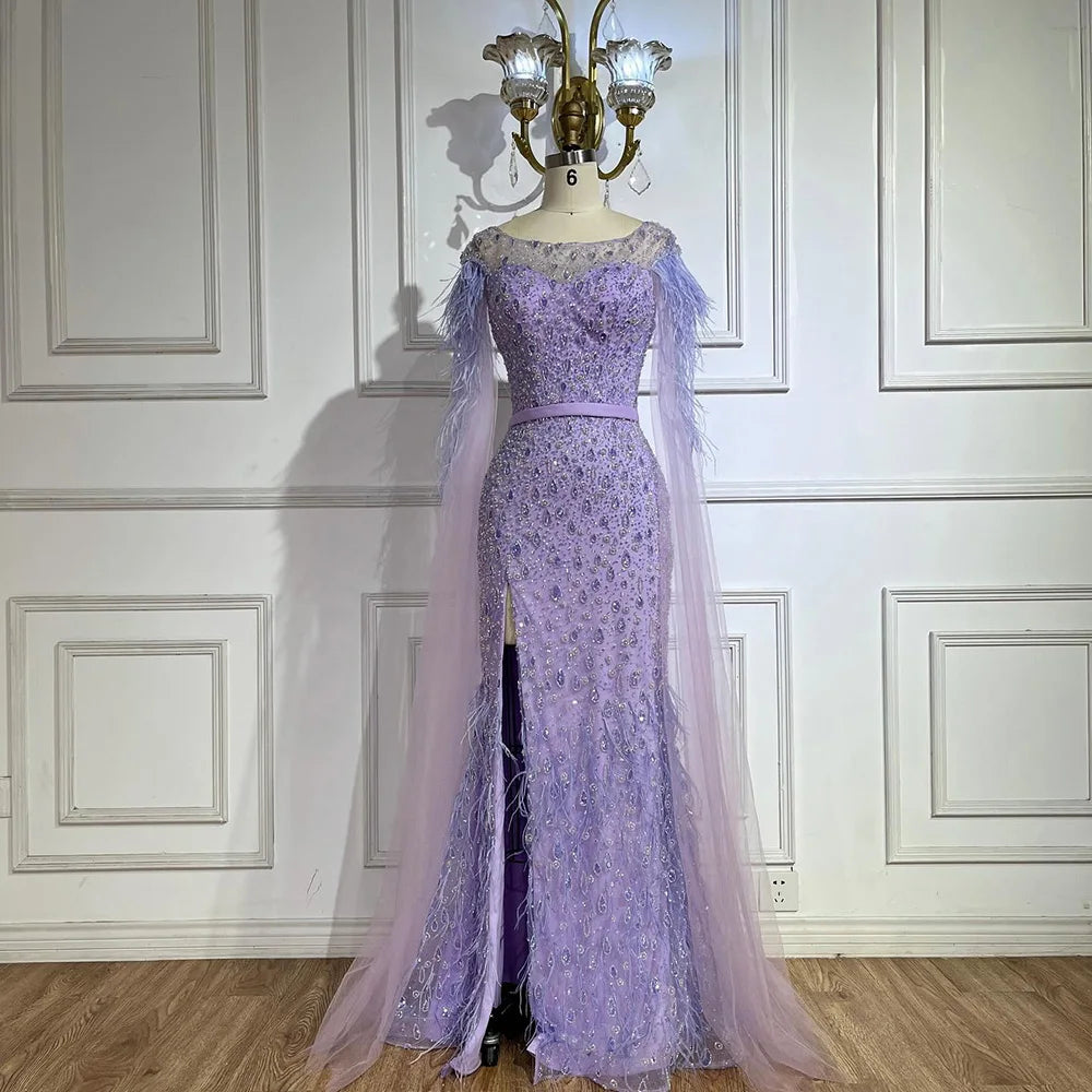Vestido de noche de sirena con mangas tipo capa rosa estilo Dubai, falda lateral, plumas y cuentas, modelo LA72701 (2025) 