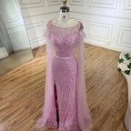 Vestido de noche de sirena con mangas tipo capa rosa estilo Dubai, falda lateral, plumas y cuentas, modelo LA72701 (2025) 