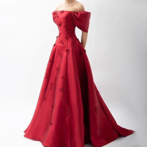 Elegante vestido de noche rojo con hombros descubiertos y flores 3D LA72778