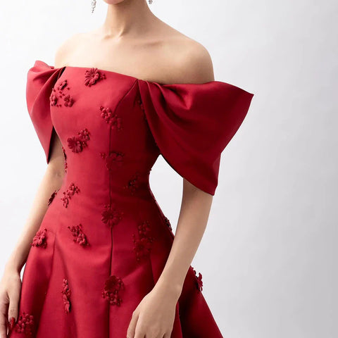 Elegante vestido de noche rojo con hombros descubiertos y flores 3D LA72778
