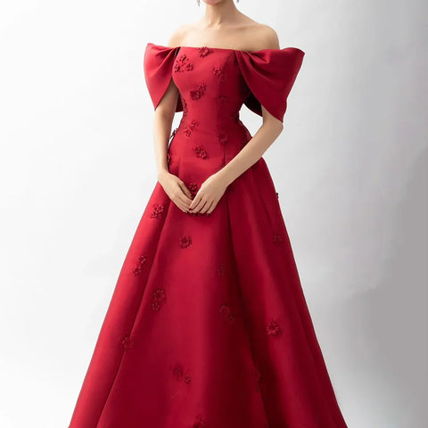 Elegante vestido de noche rojo con hombros descubiertos y flores 3D LA72778