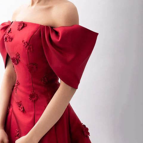 Elegante vestido de noche rojo con hombros descubiertos y flores 3D LA72778