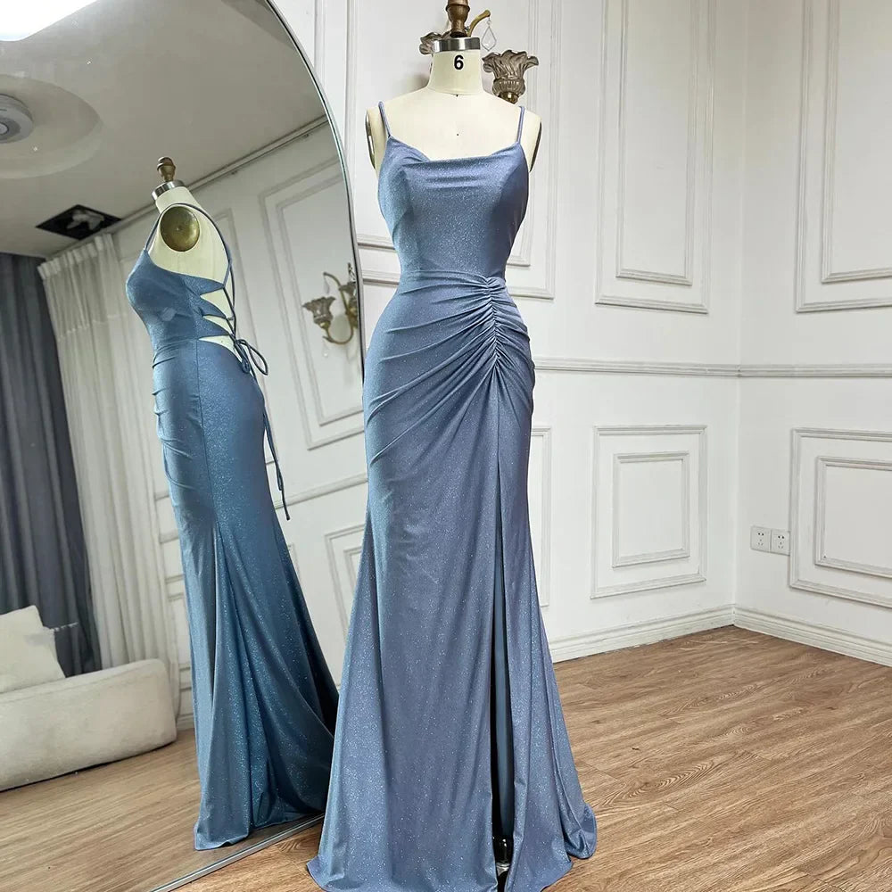 Vestido de noche largo de sirena elegante con tirantes finos y abertura, color azul saudí, modelo LA72720 (2025) 