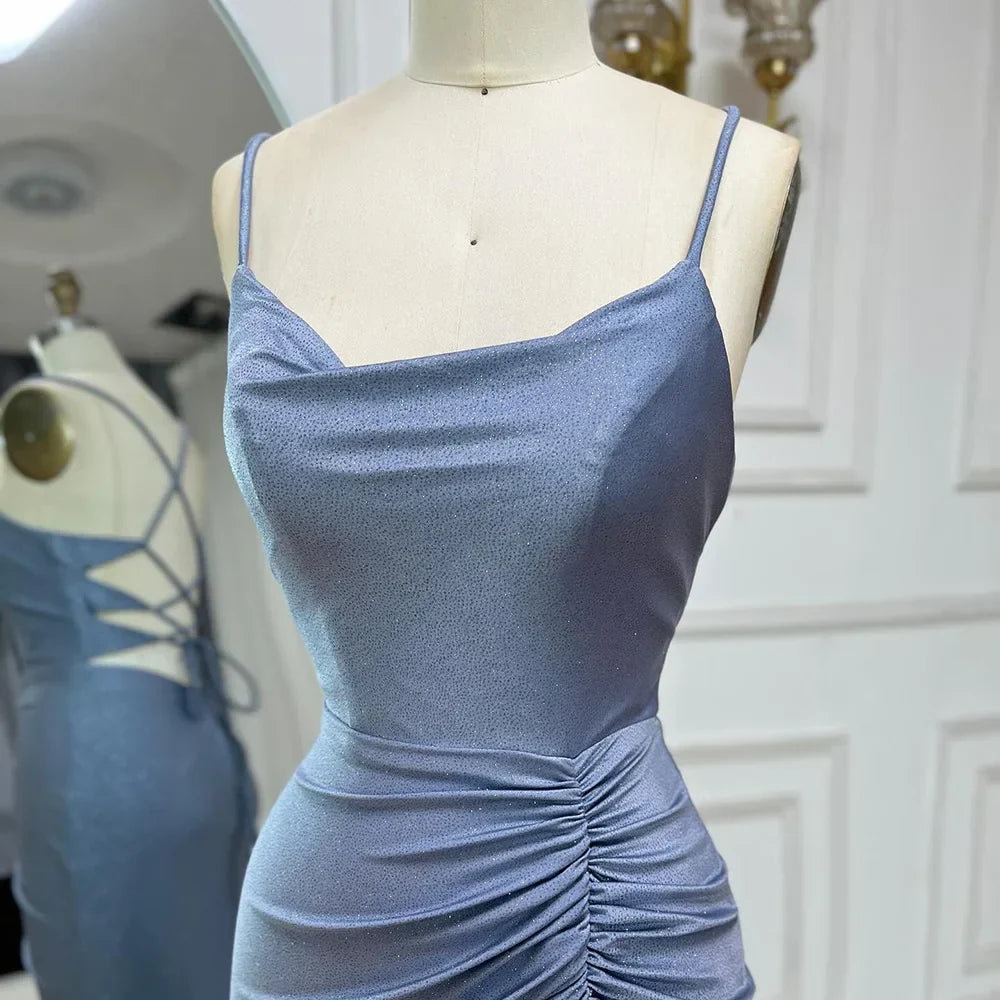 Vestido de noche largo de sirena elegante con tirantes finos y abertura, color azul saudí, modelo LA72720 (2025) 