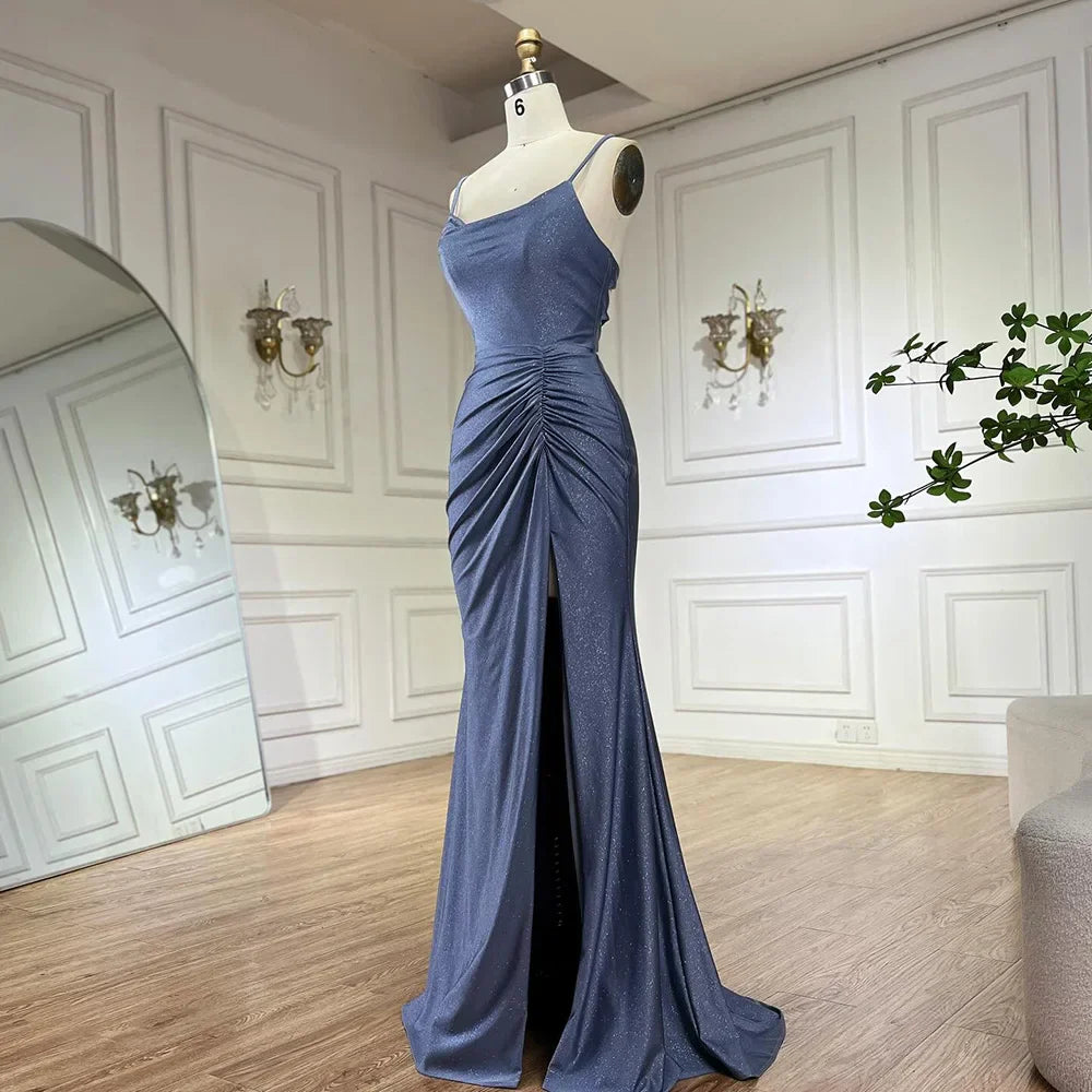 Vestido de noche largo de sirena elegante con tirantes finos y abertura, color azul saudí, modelo LA72720 (2025) 