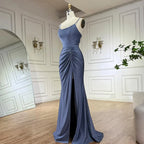 Vestido de noche largo de sirena elegante con tirantes finos y abertura, color azul saudí, modelo LA72720 (2025) 