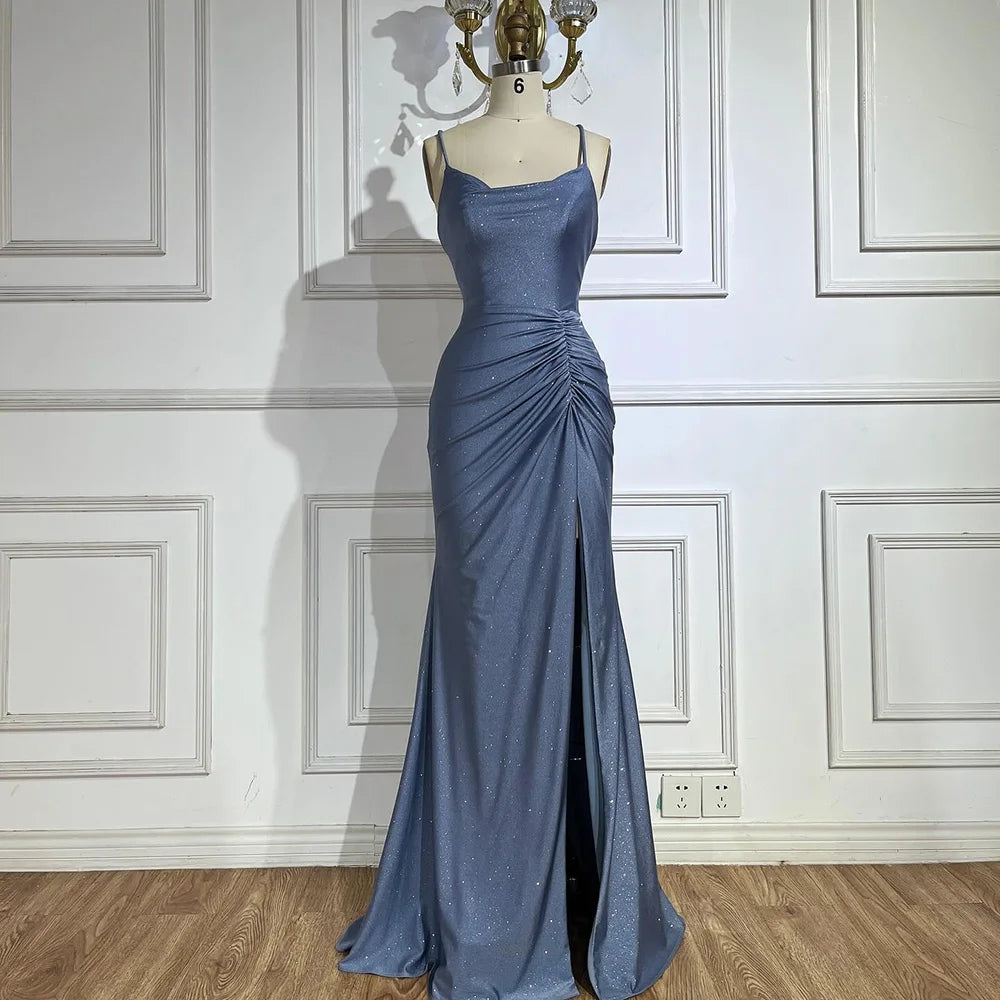 Vestido de noche largo de sirena elegante con tirantes finos y abertura, color azul saudí, modelo LA72720 (2025) 
