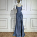 Vestido de noche largo de sirena elegante con tirantes finos y abertura, color azul saudí, modelo LA72720 (2025) 