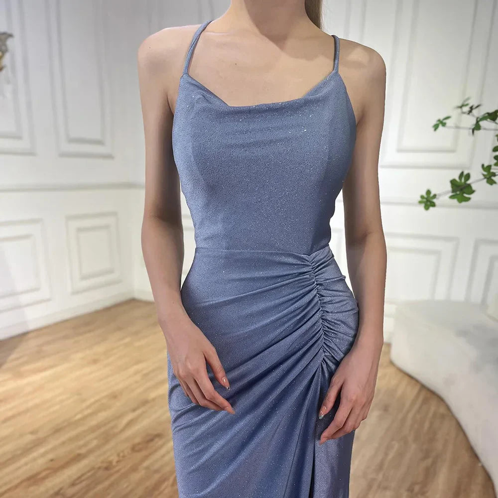 Vestido de noche largo de sirena elegante con tirantes finos y abertura, color azul saudí, modelo LA72720 (2025) 