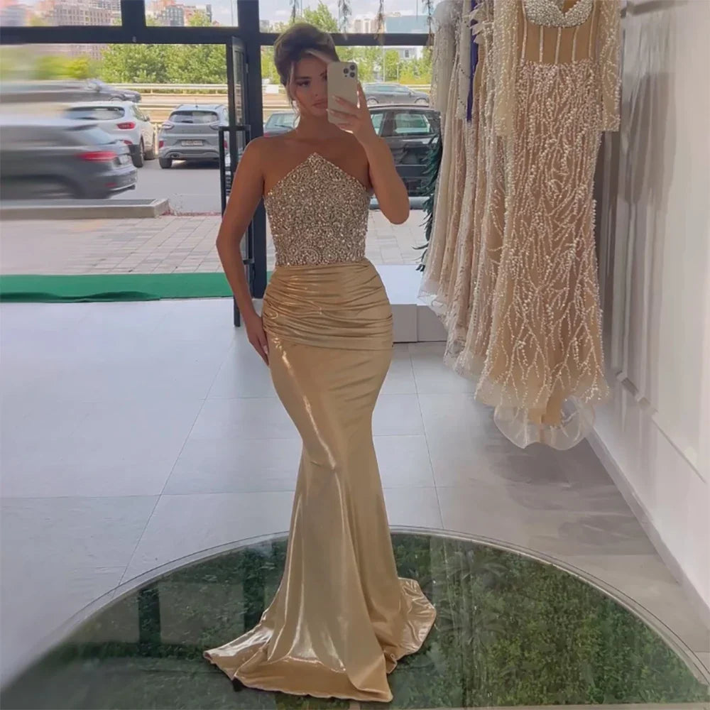 Vestido de noche elegante sin tirantes dorado de Arabia Saudita 2025 con cuentas de cristal para ocasiones formales LA72759 
