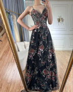 Vestido de fiesta de lujo negro con tirantes finos, corte en A y cuentas, modelo LA72773, para ocasiones formales (2025). 