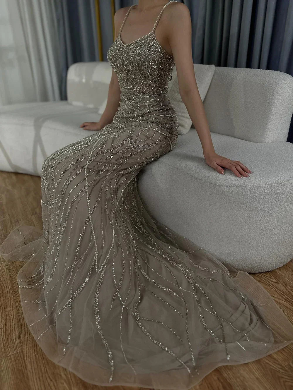 Vestido de noche árabe de sirena con tirantes finos y cuentas color caramelo, modelo LA72733, para ocasiones formales (2025) 