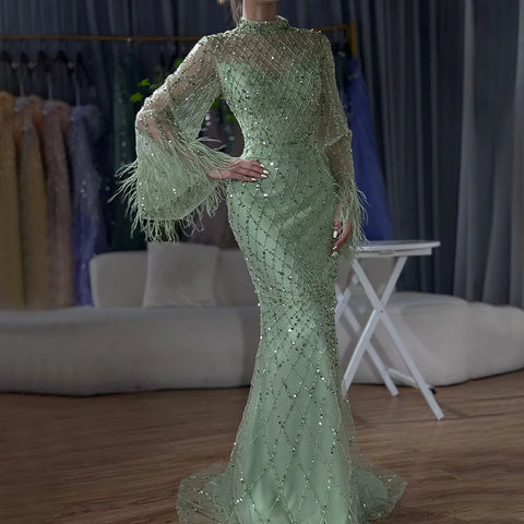 Robe de soirée luxueuse à manches longues et plumes vert sauge LA72394A