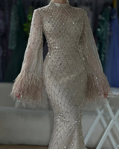 Robe de soirée luxueuse à manches longues et plumes vert sauge LA72394A